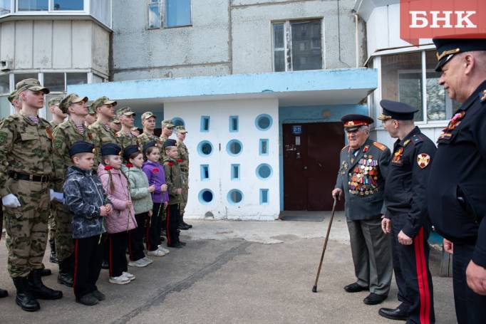 Для труженика тыла в Сыктывкаре организовали мини-парад