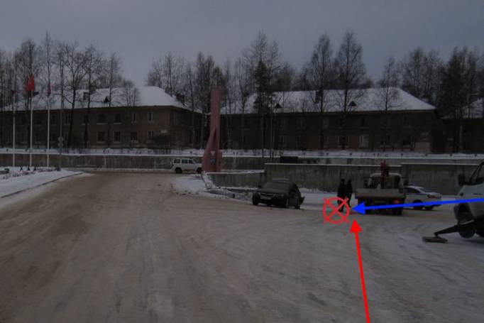 В Ухте автокран не уступил дорогу и врезался в иномарку