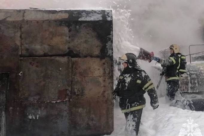 В Усинске тушили контейнер с горючим