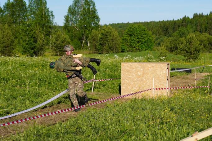 Школьники Коми состязались в управлении БПЛА, сборке автоматов и метании гранат