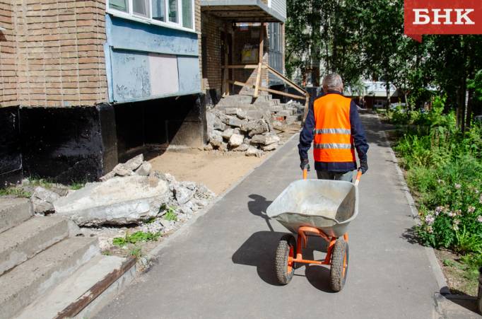 «Стоит в руинах»: сыктывкарцы обеспокоены капремонтом жилого дома