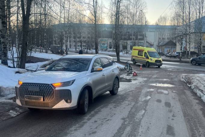 В Сыктывкаре 12-летний велосипедист угодил под колеса иномарки