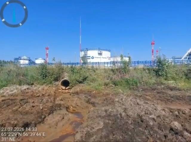 В Печорском районе обнаружили нефтеразлив