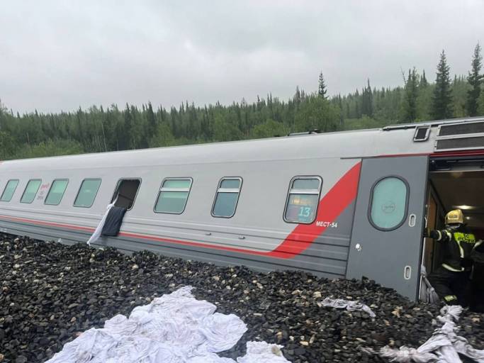 Спасатели допускают, что под вагоном поезда может быть тело еще одного погибшего