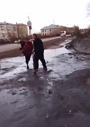 Видео драки мужчины и подростка в Воркуте заинтересовало полицию