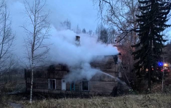 В Микуни трижды тушили заброшенные дома