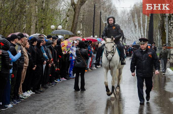 Тысяча сыктывкарцев под холодным дождем сделала 1418 шагов в честь Великой Победы