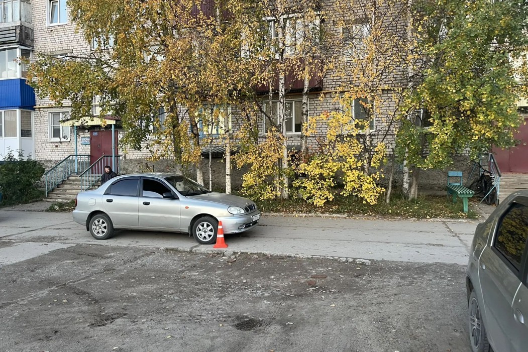 В Печоре семилетний мальчик попал под машину во дворе