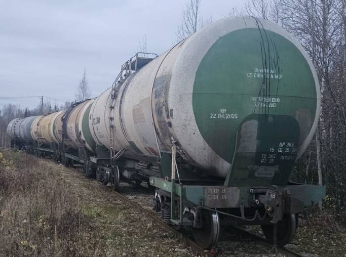 В Усогорске по факту схода с рельс цистерн с мазутом проводится проверка