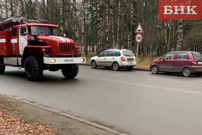 К общежитию в Сыктывкаре вызвали пожарных