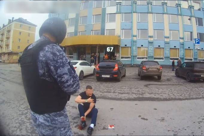 Воркутинец получил открытый перелом при взломе двери в здании бухгалтерии