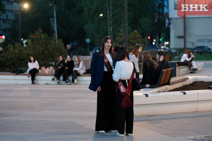 Фоторепортаж БНК: выпускники школ в Сыктывкаре празднуют последние звонки 