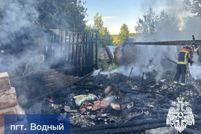 Бесхозное здание в Водном тушили 19 пожарных