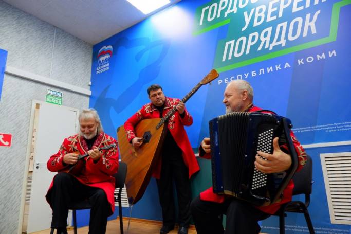 Ко Дню народного единства в ЕР провели концерт, награждение волонтеров и дегустацию национальной кухни