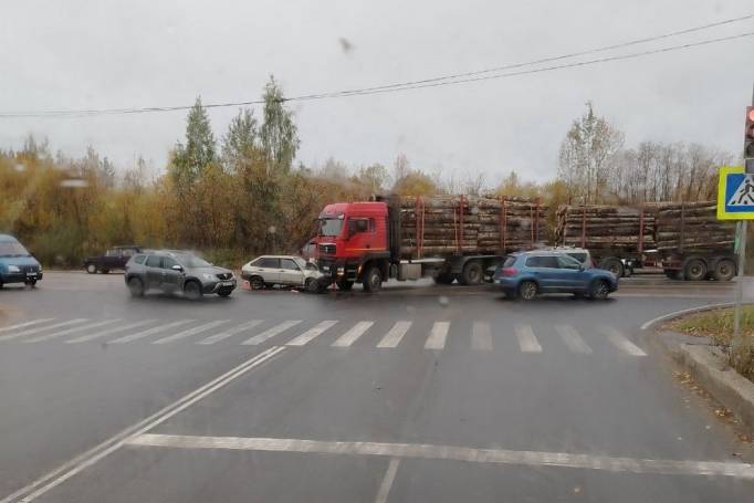 В Сыктывкаре ВАЗ не успел на «желтый» и попал под лесовоз