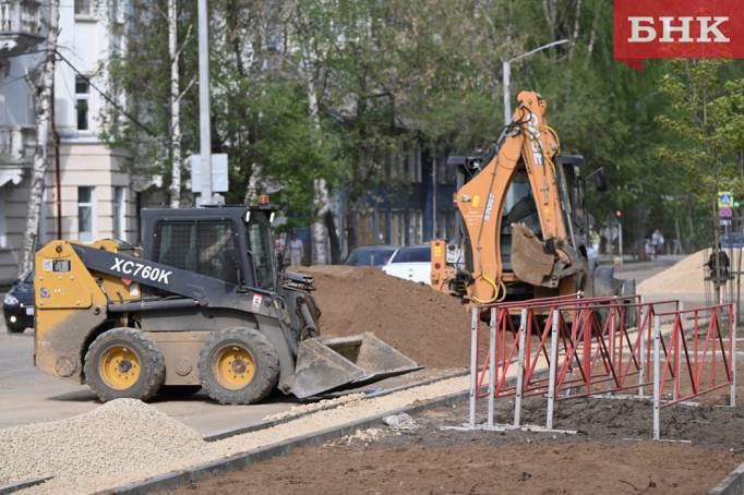 В Сыктывкаре ремонтируют тротуары на улице Орджоникидзе