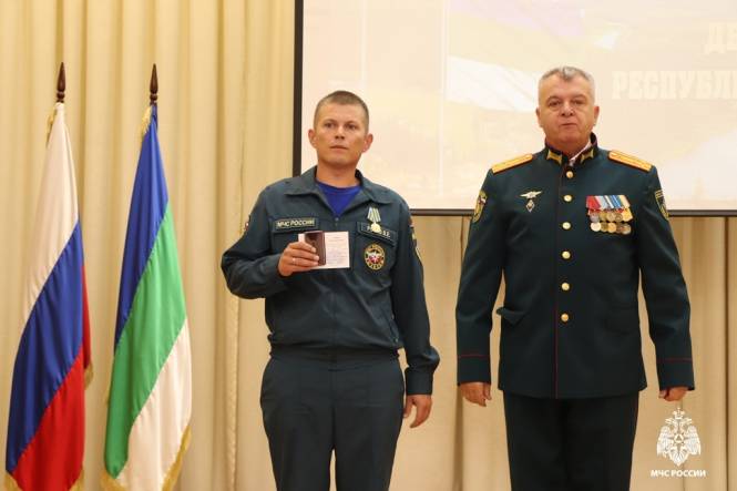 Сотрудников МЧС по Коми наградили медалями
