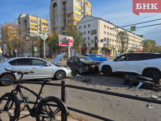 В центре Сыктывкара столкнулись три автомобиля