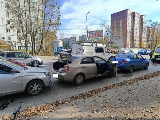 В Сыктывкаре три легковушки собрались в «паровозик»