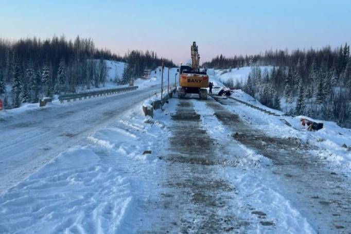 Завершен ремонт одной полосы на мосту через реку Турунъель в Усинском районе