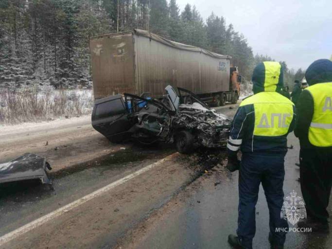 Пострадавший в лобовом столкновении под Сыктывкаром водитель не выжил