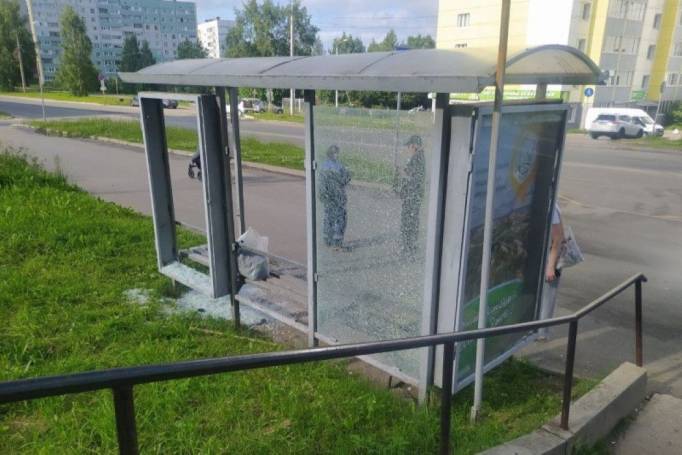 Полицейские установили личность вандала, разбившего остановку в Эжве