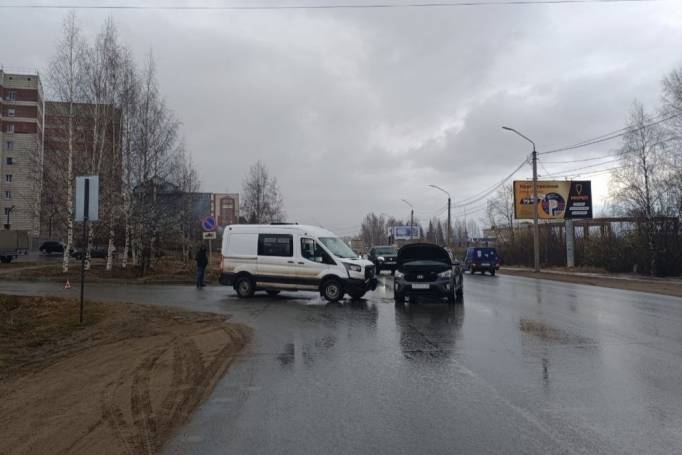 В Сыктывкаре в ДТП с микроавтобусом пострадала девочка