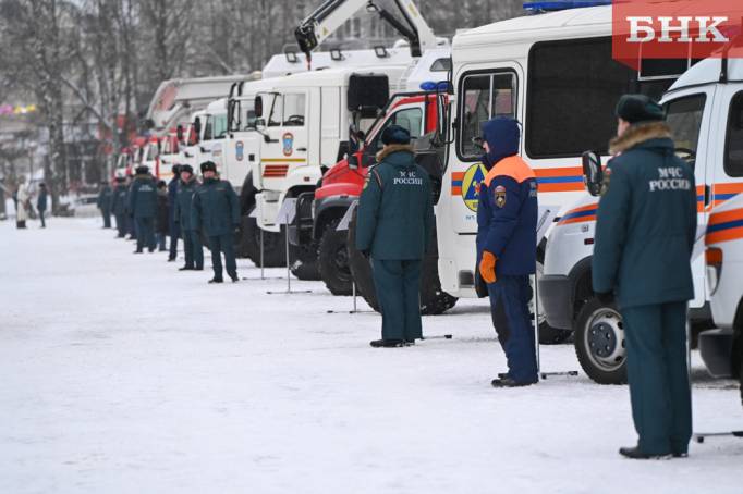 Авиационная турбина, роботы и передвижная лаборатория: в Сыктывкаре показали технику пожарных и спасателей