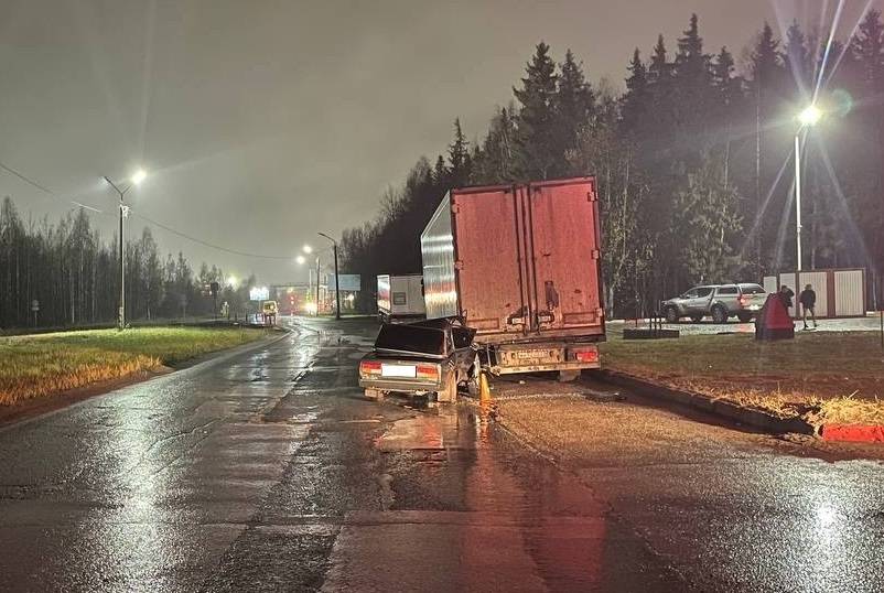 В Сыктывкаре ВАЗ «налетел» на припаркованный большегруз