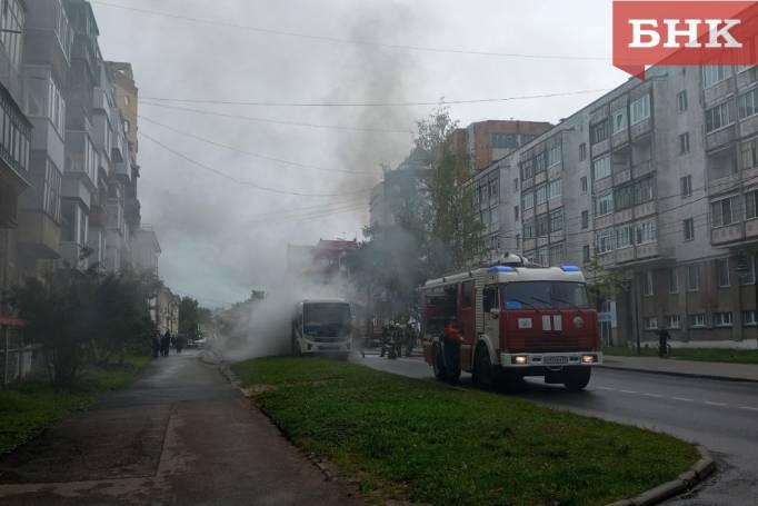 В столице Коми загорелся пассажирский автобус