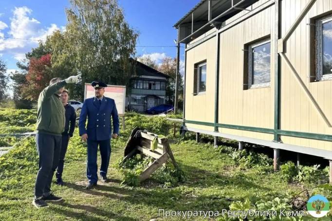 Прокурор рекомендовал подрядчику нанять больше рабочих для возведения амбулатории в Пажге