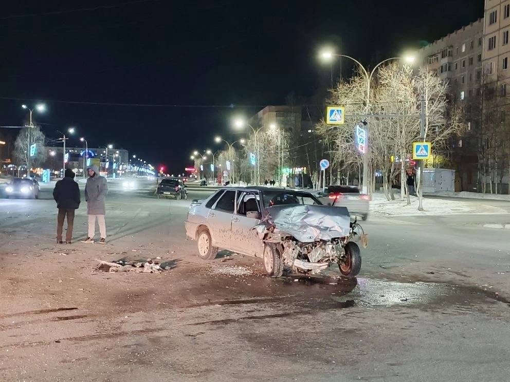В Усинске женщина на Porsche Cayenne проехала на красный и устроила ДТП