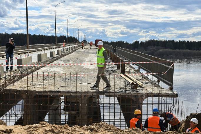 На мосту через Вычегду в Корткеросском районе приступили к разбору полосы проезжей части