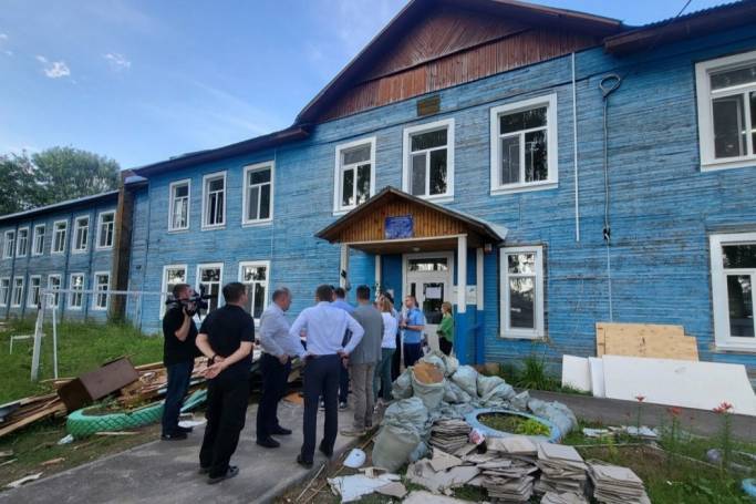 Приезд Дмитрия Братыненко в Подзь ускорил ремонт в местной школе
