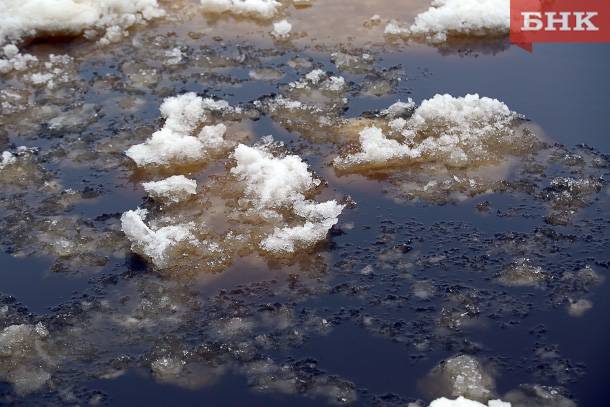 На реках Коми появились шуга и полынья