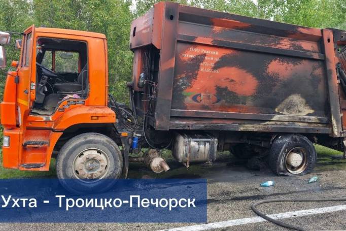 На дороге возле Ухты загорелся мусоровоз