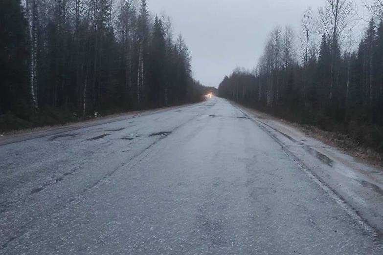 Лишенный прав водитель «припарковался» в кювете на ухтинской трассе