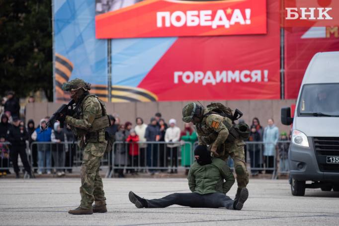 В столице Коми после «задержания преступников» тушили пожар и обезвреживали опасное устройство