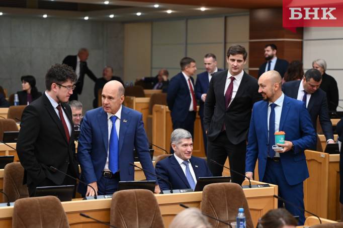 Госсовет Коми в октябре: штрафы за БПЛА, взносы на капремонт, новые судьи и уведомления о митингах