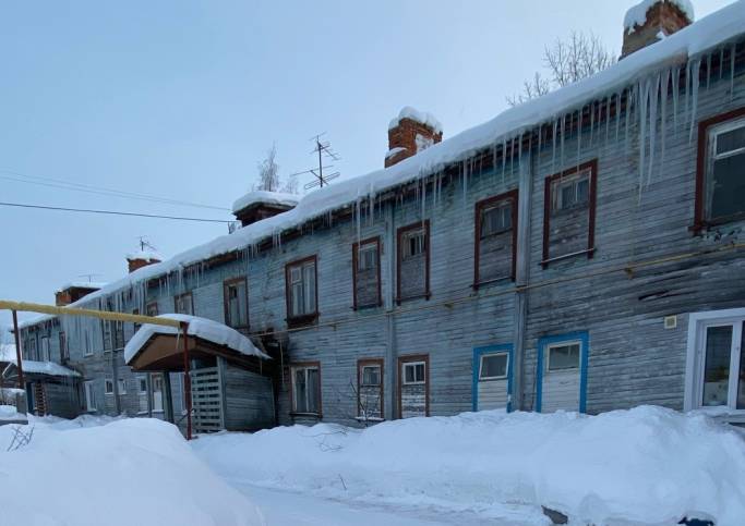 Жильцы аварийного дома в Емве пожаловались на высокие счета за «коммуналку»