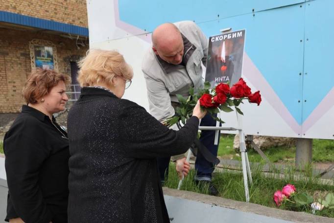 Интинцы несут цветы к мемориалу погибшей при сходе поезда девочке