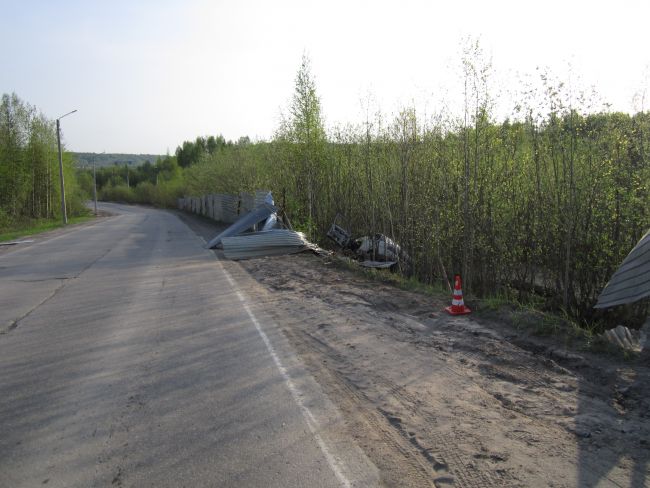 Ухта Пьяный водитель ВАЗ наехал на металлический забор с последующим опрокидыванием