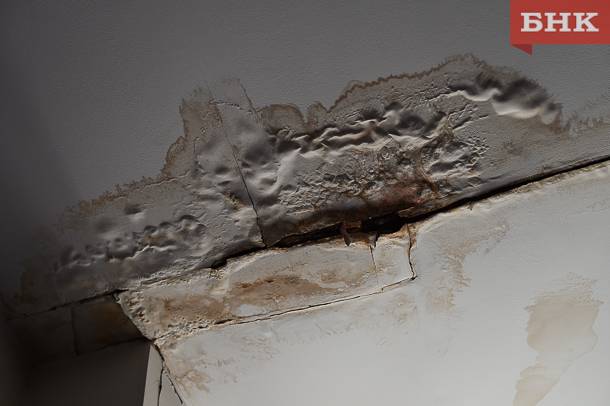 Жильцы дома с аварийной крышей заставили УК устранить протечки