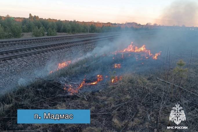 В Мадмасе выгорела земля вдоль железной дороги 