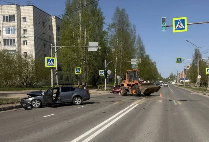 В Сыктывкаре погрузчик протаранил иномарку