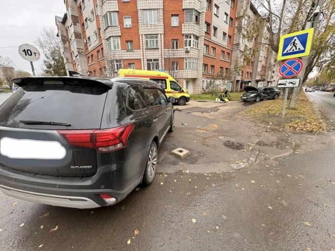 В Сыктывкаре иномарка во время ДТП наехала на дорожный знак