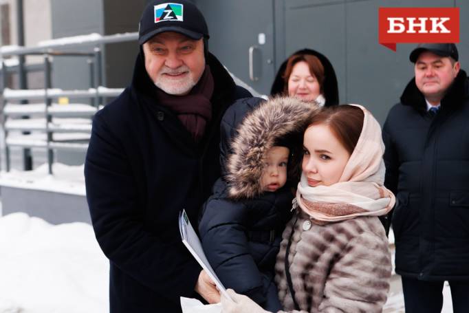 В Сыктывкаре сиротам вручили ключи от новых квартир