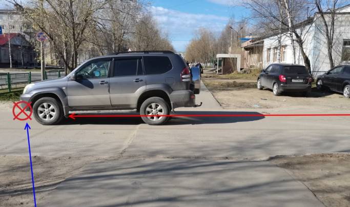 В Усинске девушка на электросамокате попала под машину