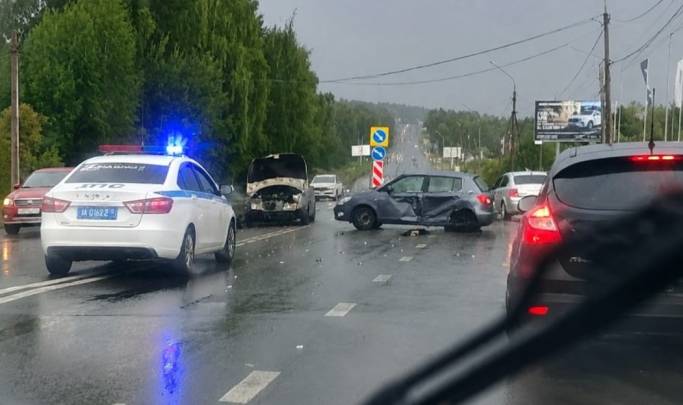В Сыктывкаре водитель решил развернуться и попал в аварию