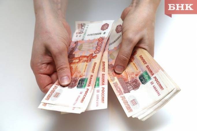 Комистат: средняя зарплата в регионе снизилась на 4 тысячи рублей